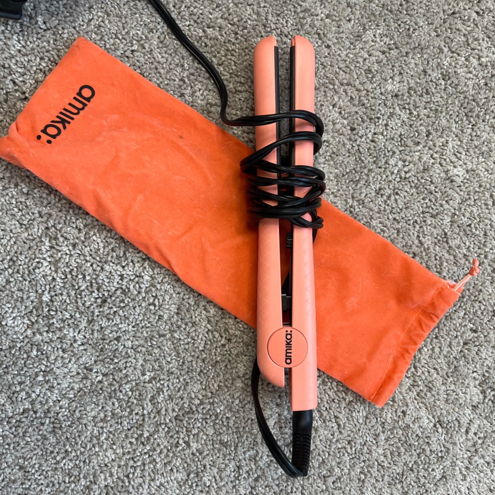 Amika straightener